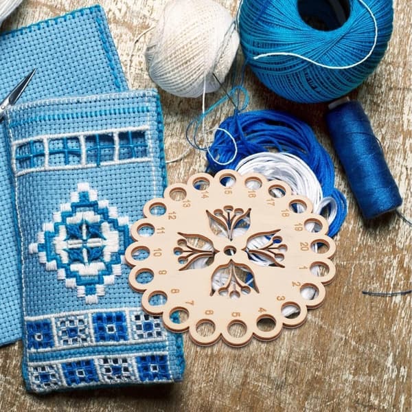 Hul trebroderitrådorganiseringstavle med tulipanhulldesign