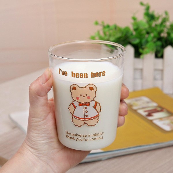 Sød bjørnekop i japansk stil med sugerør kaffemælk