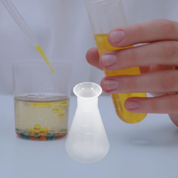2 kpl muovisia laboratorion erlenmeyerpulloja, 250 ml tilavuus kussakin, valkoinen väri