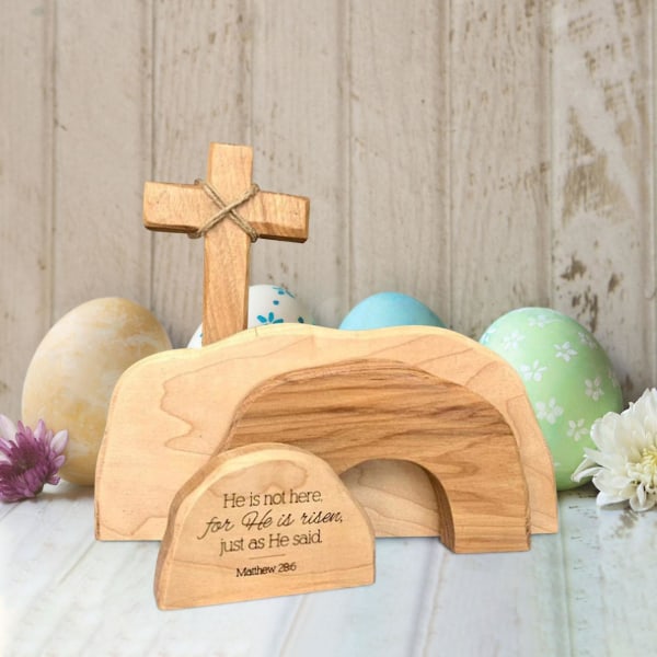 Tyhjä hauta pääsiäiskohtaus ja puinen koristelu pääsiäisenä