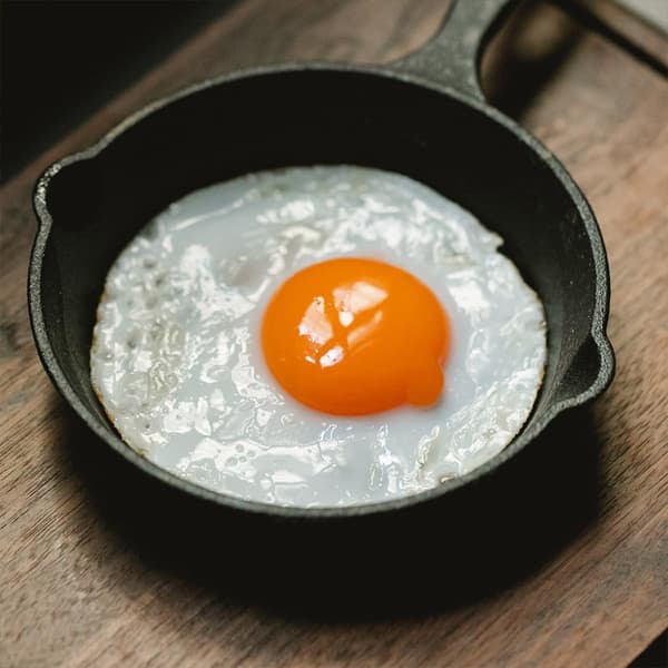 Mini støpejernspanne for eggsteking, svart jern, sklisikkert komfortgrep, solid husholdningsstekepanne