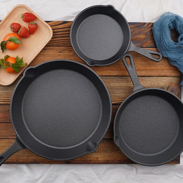 Mini støpejernspanne for eggsteking, svart jern, sklisikkert komfortgrep, solid husholdningsstekepanne