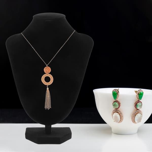 Halsband Displayställ Elegant Svart Sammet V-format med Justerbar Höjd och Mångsidig Design