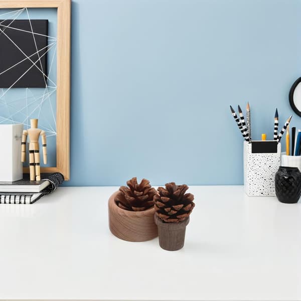 2 stk. eterisk oljediffusersett i heltre med kongledesign