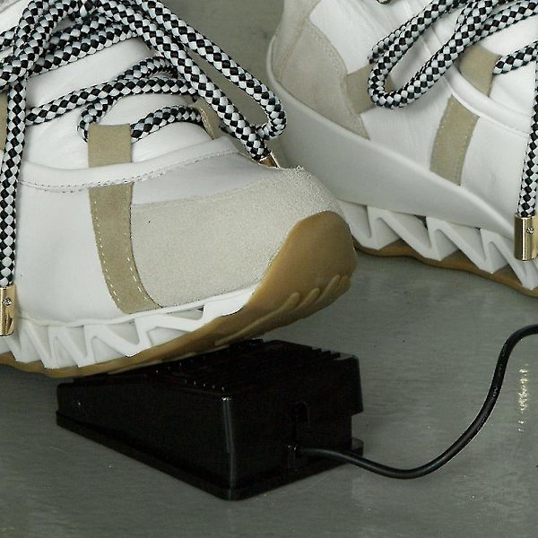 Musta USB-jalkakytkin pelin ohjaukseen tietokoneelle