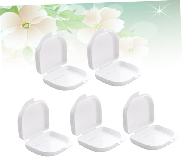 5 st protesfodral med ventilationshål och snäpplås, vit plastbehållare