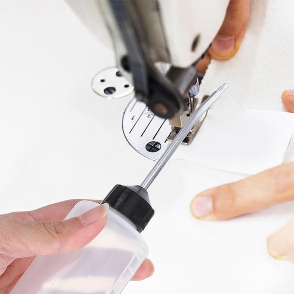3 st symaskinsoljekannor med järnpip och lock, 120 ml oljedispenserflaskor
