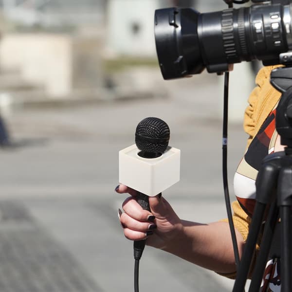 Abs Mic Logo Station Trekantet Form til Mikrofon Logo Brugerdefineret Interview Mic Sort Hvid Trekantet