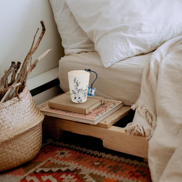 Keramisk kaffemugg i elgitarrstil med bekväm känsla och praktisk design