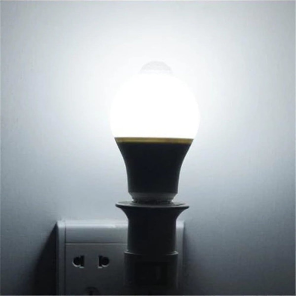 4 kpl 9W E27 LED-yövalolamppua liikeanturilla