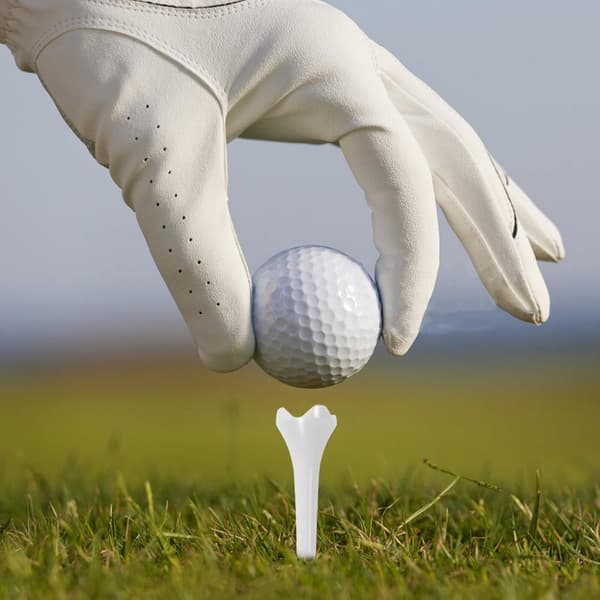 Golf-tees af plast for forbedret holdbarhed og minimeret siderotation