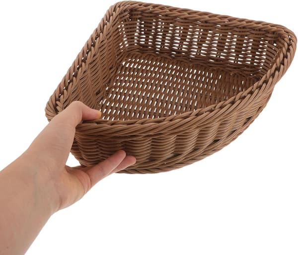 2 st triangulära förvaringskorgar i plast med rottingimitation för sidobord och sovrum