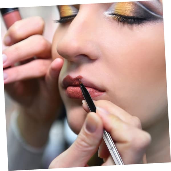 2 stk. Dobbeltendet makeupbørste til læbe og concealer Udtrækkeligt design Bærbar til hverdagsbrug Tilfældig farve