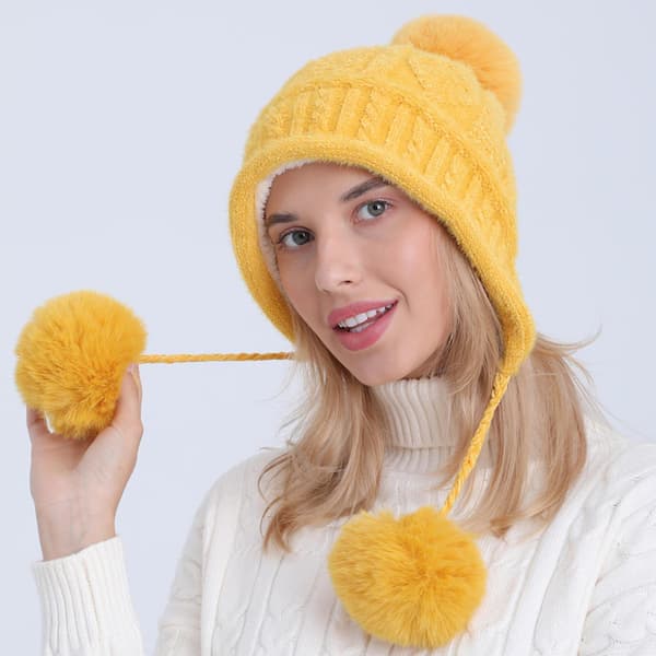 Vintermössa för kvinnor med plyschfoder, tjock kabelvirkad chenille, pompom och öronlappar