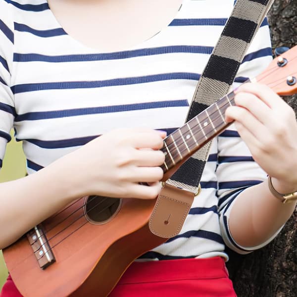 Justerbar marinblå gitarrrem i bomull med läderändar, slitstark och robust randig stil Ukulele-bälte