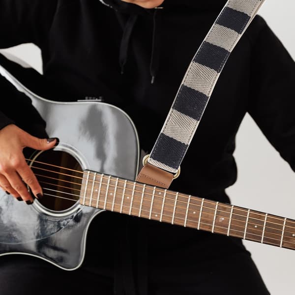 Justerbar marinblå gitarrrem i bomull med läderändar, slitstark och robust randig stil Ukulele-bälte