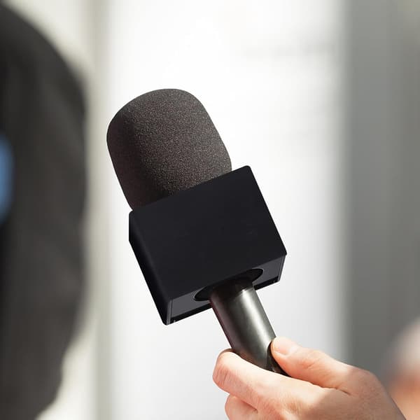 Abs Mic Logo Station Triangulär Form för Mikrofonlogotyp Anpassad Intervju Mic Svart Vit Triangulär