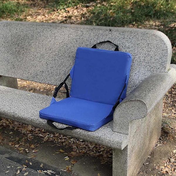 Ulkoilmakatsomon istuinpehmuste selkänojalla ja valolla