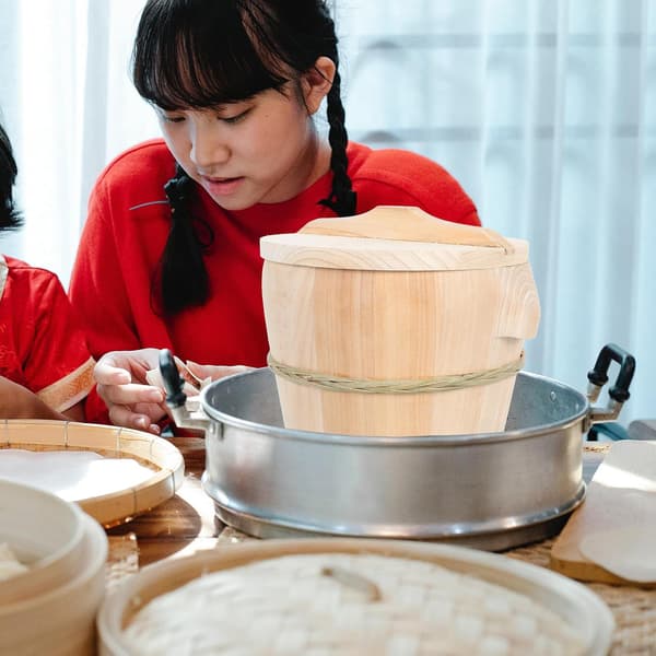 Ångad risbehållare risångare traditionell köksredskap i trä slät yta