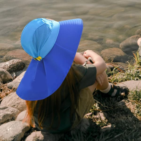 Justerbar solhatt for gutter og jenter, solblokkerende hatt med bred brem for utendørs lek og sommerdager, blå