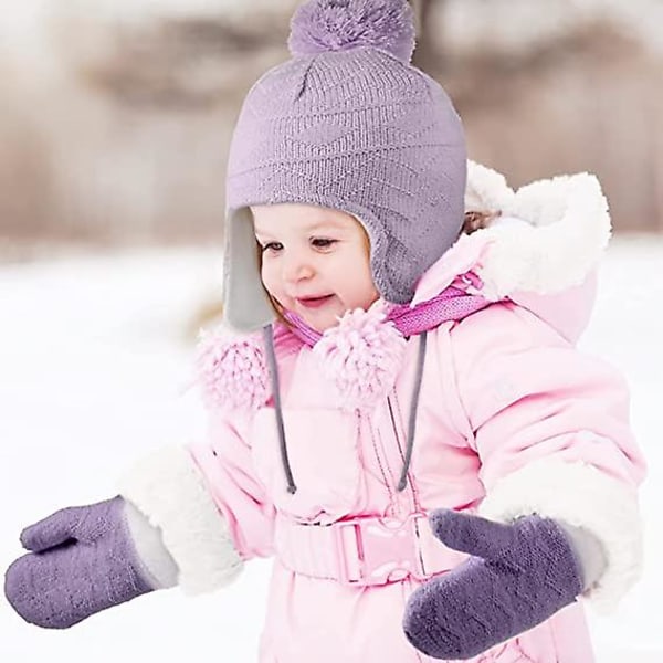 Sesongen småbarnsluer og hansker sett med strikkede baby øreklokker luer og varme ullvotter til barn purple
