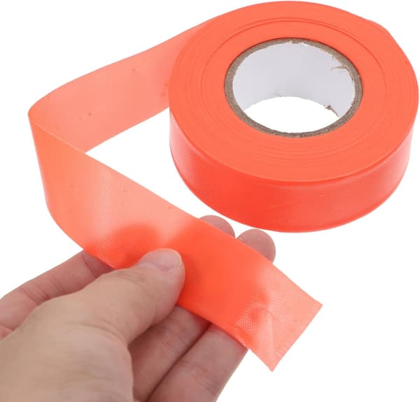 Hög synlighet orange flaggtejp tillverkad av robust PVC för säkerhetsgränsmarkering och mångsidighet utomhus
