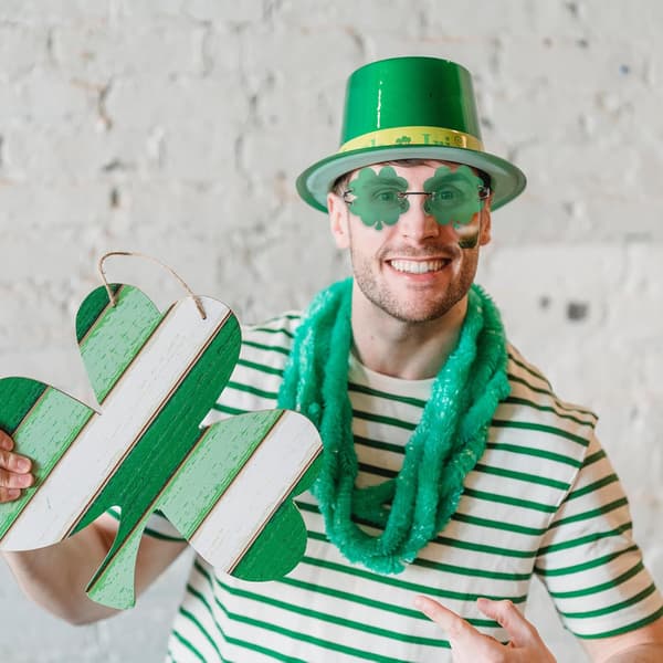 St Patrick's Day Glasögon 1 Par Chic Klöverglasögon Guldbåge och Mörkgröna Linser Fest