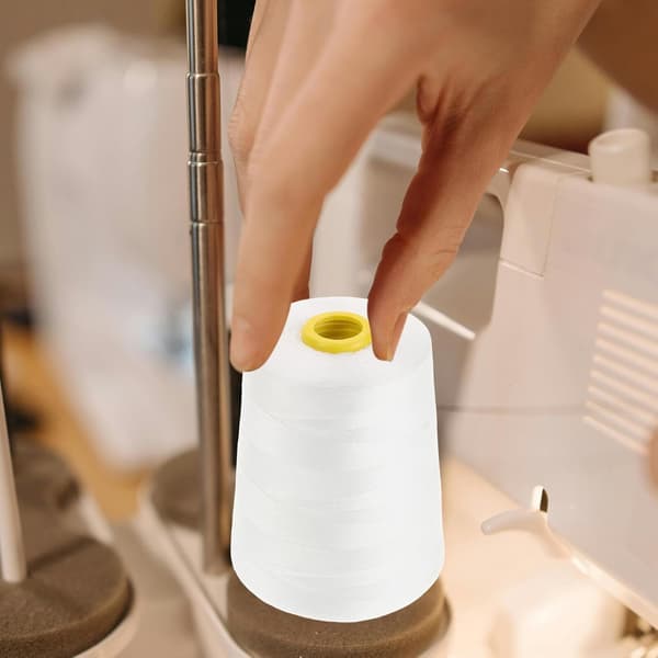 5000-yard hvit polyester symaskintrådspole 3-lags universal