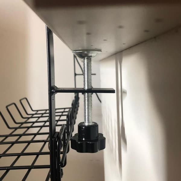 Kabelhanteringstråg i kolstål under skrivbordet