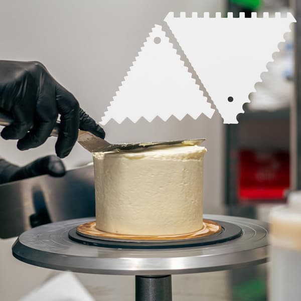 8 stk. hvit plastkakeskrapesett Komfortabelt grep og solid konstruksjon