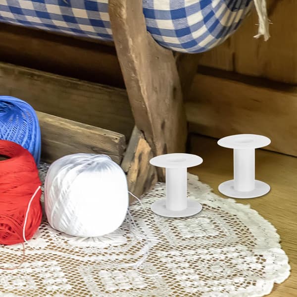 Plastspoler for tråd 10 stk. Små tomme trådspoler med halvfunksjon
