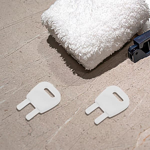 2 stk. hvide plastiknøgler til toiletpapirdispenser og papirhåndklædedispenser