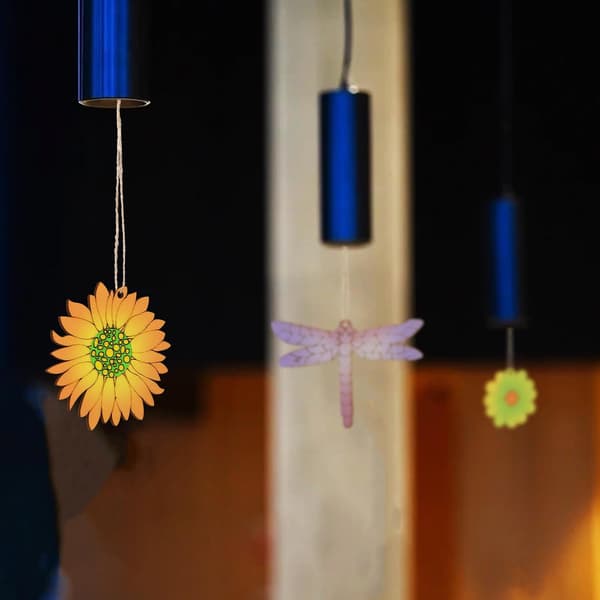 40 st oavslutade träutskärningar med blommor, insekter och svampar