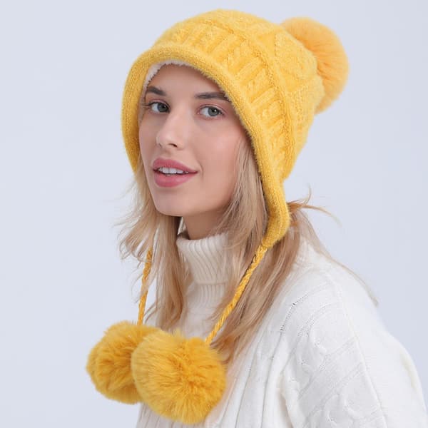 Vintermössa för kvinnor med plyschfoder, tjock kabelvirkad chenille, pompom och öronlappar