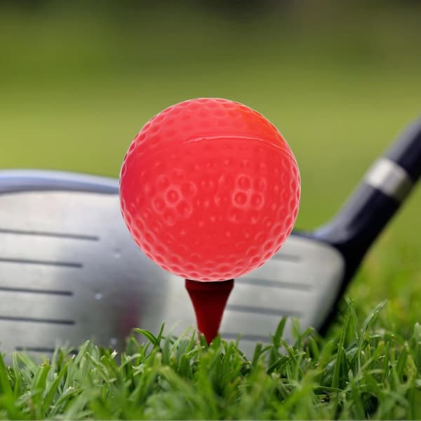 16 st ihåliga golfbollar i plast – 4 vita, 4 gula, 4 blå, 4 röda – slitstarka