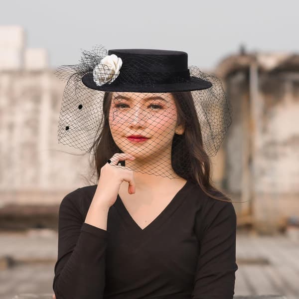 Kameliatop Bryllupshat Elegant til Kvinder Hat Slør til Anledning Sort Gaze Materiale