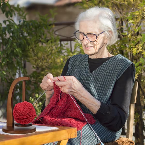 Garnhållare i trä, viktad, snurrande garnbollsspindel