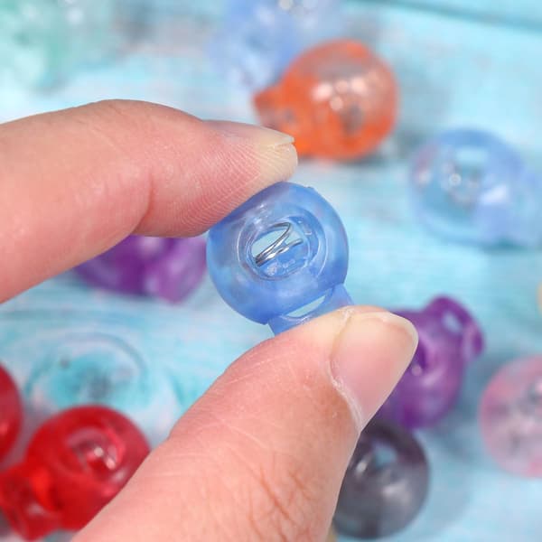 Justerbart plastsnørlåssett, assorterte farger, 50 stk, resirkulerbart materiale, rund vippe, tilfeldig farge