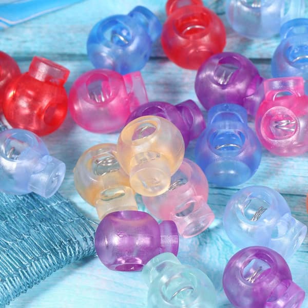 Justerbart plastsnørlåssett, assorterte farger, 50 stk, resirkulerbart materiale, rund vippe, tilfeldig farge