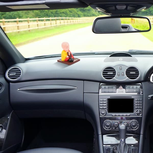 Soldrevet dashbord-munke-figur med bobblehead-funksjon og solid materiale
