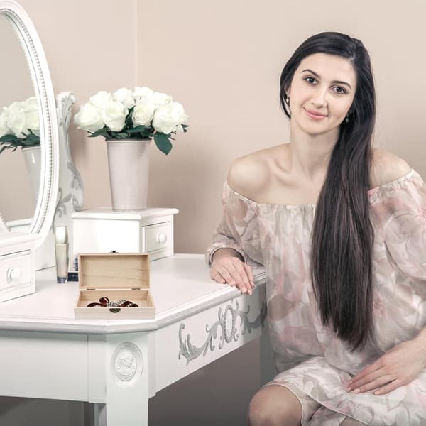 Rektangulär förvaringslåda i trä med gångjärnslock för småsaker och prydnadssaker