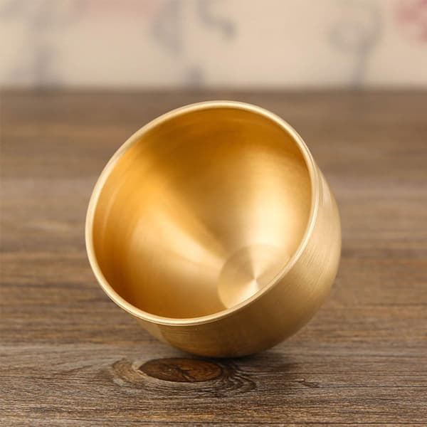 Vintage messing brennevinskopp, rund tekopp, solid base og lett å holde design, gyllen finish