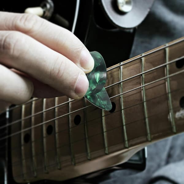 18 st tumgitarrplektrum i harts celluloid platt fingerplektrum