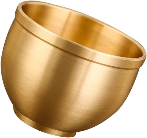 Tekopp i messing for varme og kalde drikker med elegant design og solid konstruksjon, for å underholde familie eller gjester