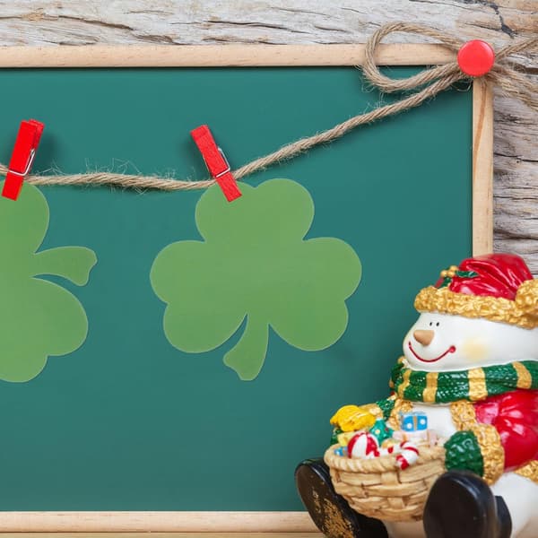 40 st St Patrick's Day pappersklöverutskärningar med 60 självhäftande prickar