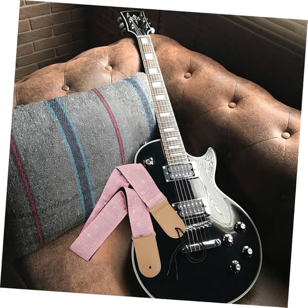 Dekorativ gitarrrem rosa hjärta för akustisk och elektrisk gitarr lämplig för studio- och liveframträdanden