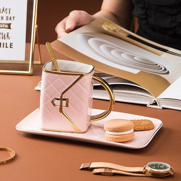 Særligt håndtaskeformet kaffekrussæt med underkopske