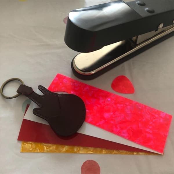 Guitar Pick Punch DIY Guitar Pick Making Tool Legeringsmateriale Sort Farve Sparer Anstrengelse Tilfældig Farve