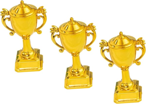 3 stk. troféformede kaketopper for dekorasjon av cupcakes og minnefester