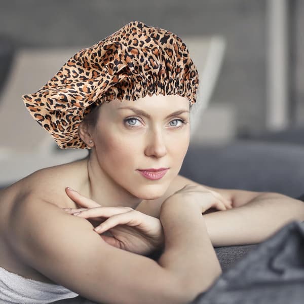 Dubbellager Satin Hårvård Bonnet Nattmössa med Justerbart Platt Spänne Leopardmönster Duschmössa